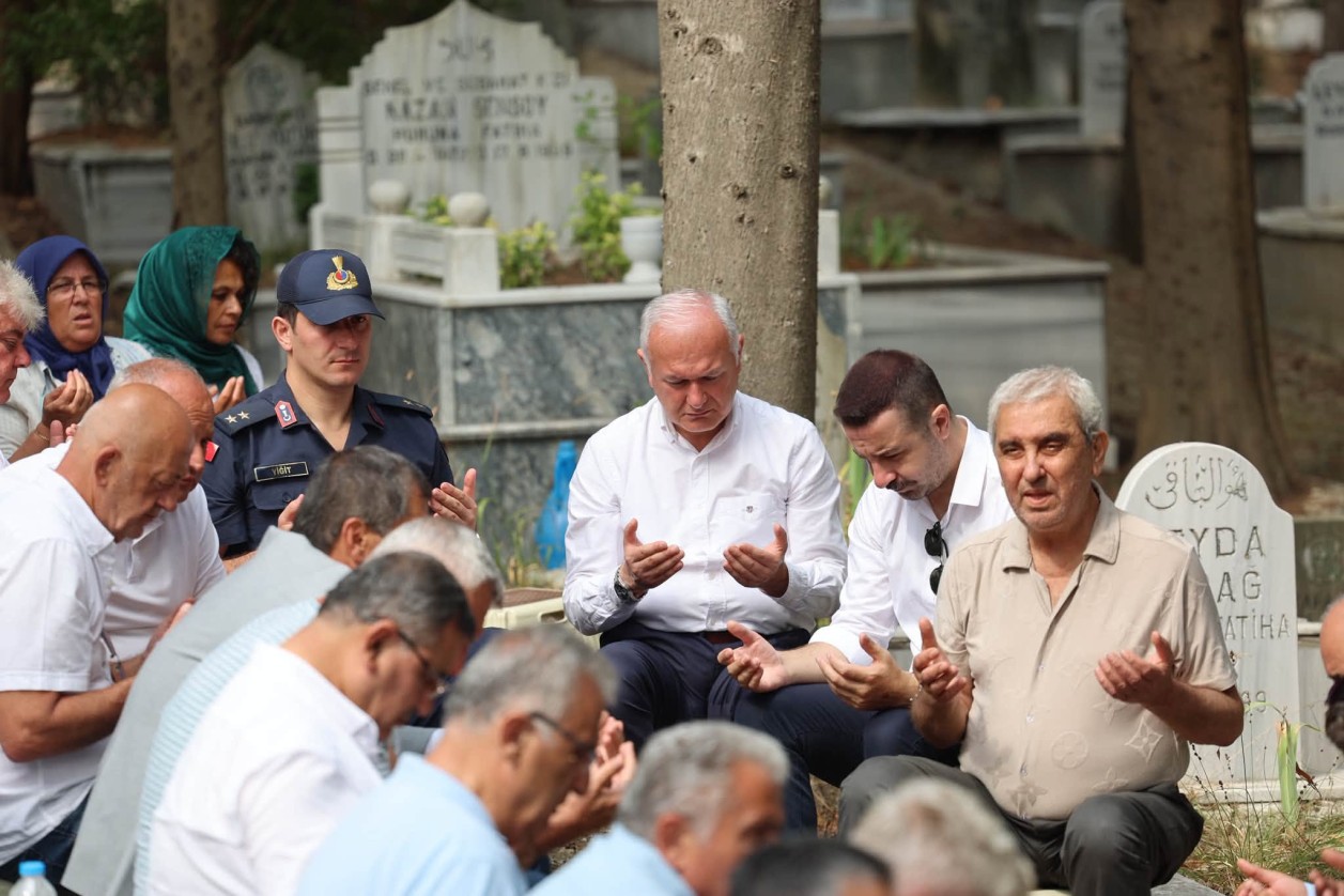 17 Ağustos Depremi’nin 27. Yılında Deprem Şehitleri Kabirleri Başında...