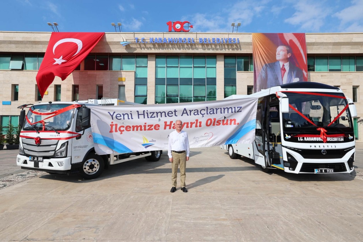 BAŞKAN ÇALIK, KARAMÜRSEL’E YENİ OTOBÜS VE ÇÖP KAMYONU KAZANDIRDI