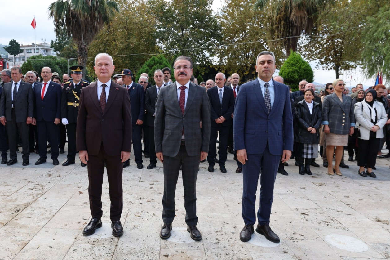Cumhuriyetimizin 103. yılı kutlamaları Karamürsel'de çelenk sunma töre...