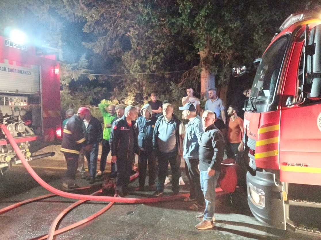 Dün gece Çamçukur mahallemizde geç saatlerde çıkan yangını Belediye Başkan Vekilimiz İlkay Kaya yerinde inceledi.
