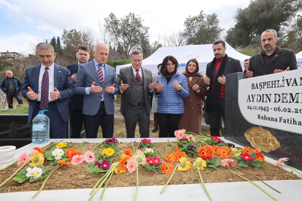 Efsane Pehlivan Aydın Demir Mezarı Başında Rahmetle Anıldı