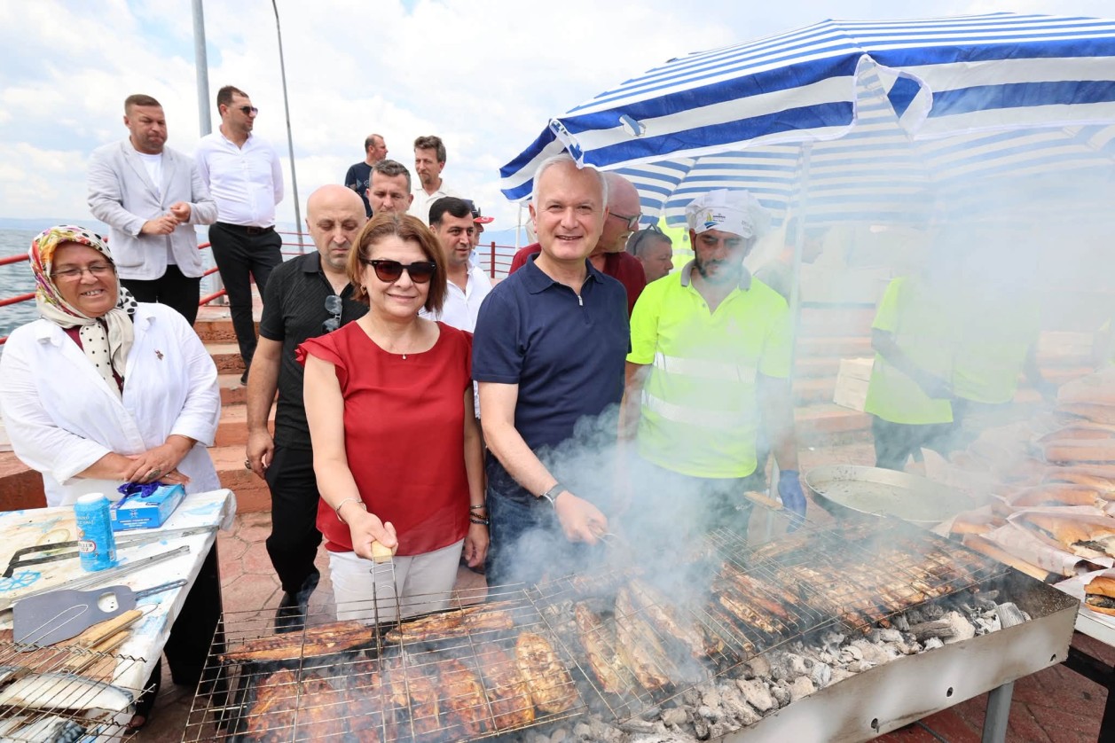 EREĞLİ BALIK FESTİVALİ’NDE 6 BİN BALIK-EKMEK İKRAM EDİLDİ