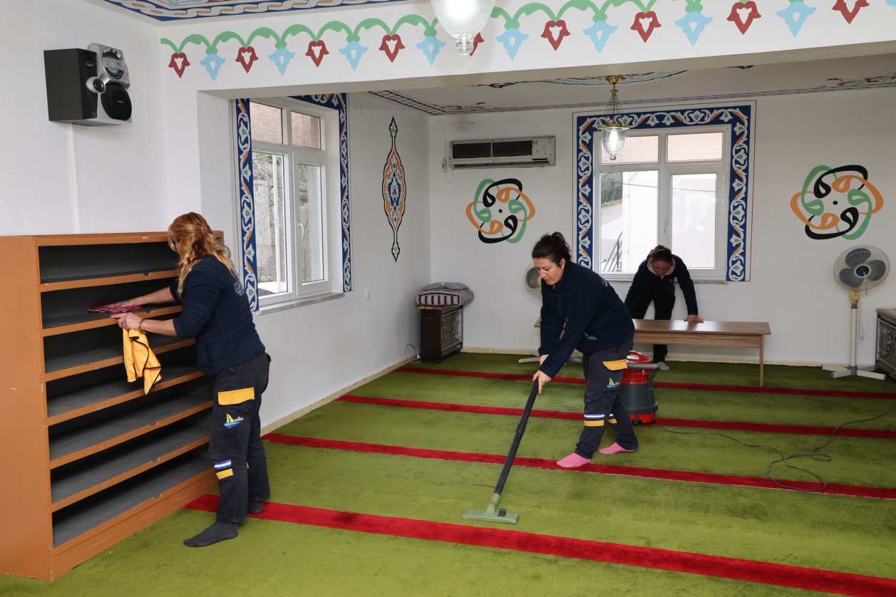 Karamürsel Belediyesi’nden Ramazan Öncesi Camilerde Kapsamlı Temizlik...