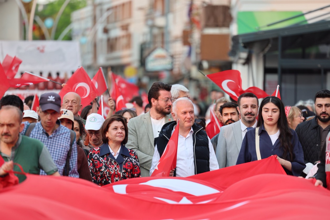 Karamürsel’de 19 Mayıs Coşkusu Gençlik Yürüyüşü ve Konserlerle Taçland...