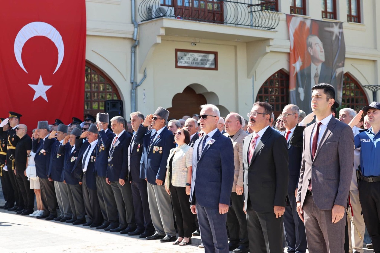 KARAMÜRSEL’DE 30 AĞUSTOS ZAFER BAYRAMI RESMİ TÖRENLE KUTLANDI