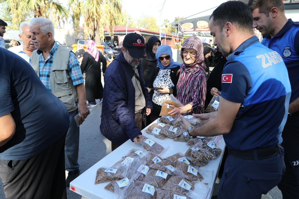Karamürsel’de Sokak Hayvanlarına Mama Dağıtıldı