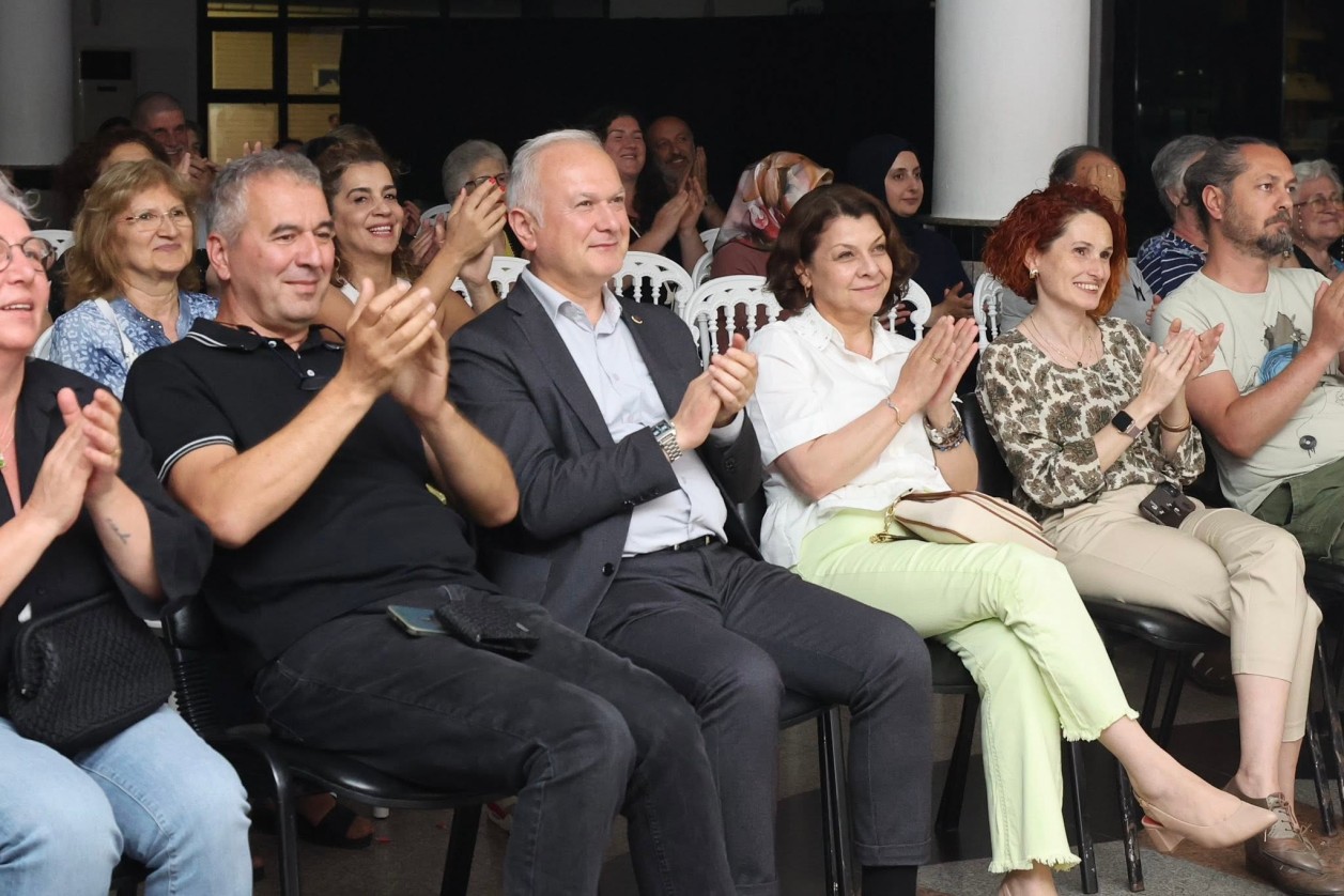 SIRRA KADEM KARAMÜRSEL’DE TİYATROSEVERLERLE BULUŞTU